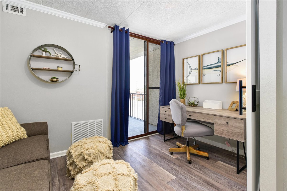 Súkromná pracovňa s vyhradeným pracovným priestorom a balkónom na západ – ideálne miesto na prácu na diaľku, večerné víno alebo pokojné čítanie s výhľadom na západ. *ROZKLADACIA POHOVKA S VEĽKÝM MATRACOM*