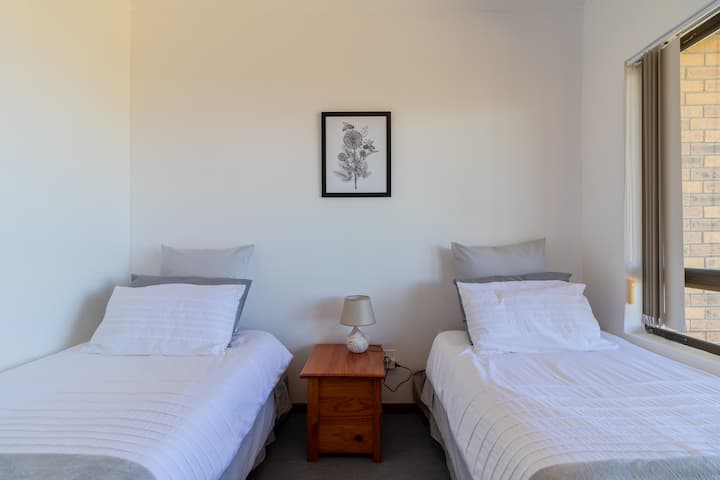 Habitación 2:  2 x camas individuales.