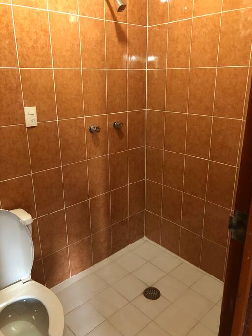 El baño tiene agua caliente y fría.