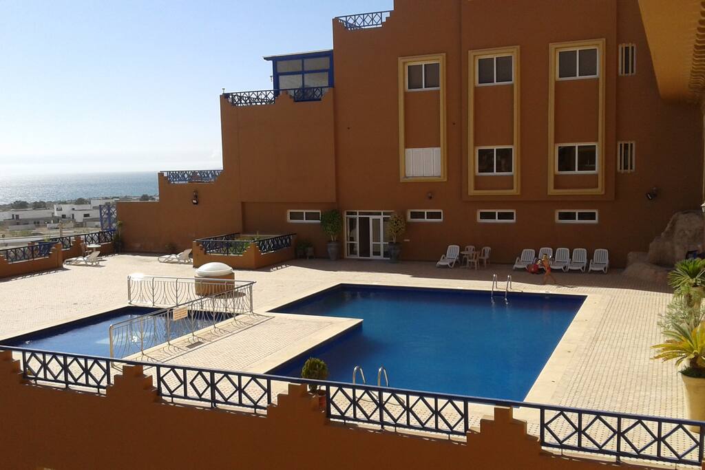 02Piscines pour enfants et adultes avec tables chaises et relaxes