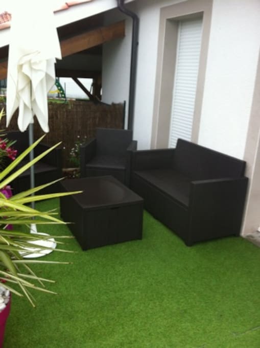Salon de jardin avec coussin dans la table basse