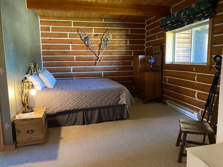 Primary Bedroom with en-suite bathroom.
King Bed. Mountain View. 