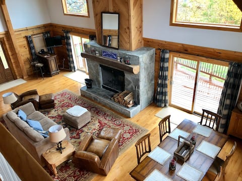 Beautiful Mountain Log Cabin with Scenic Views