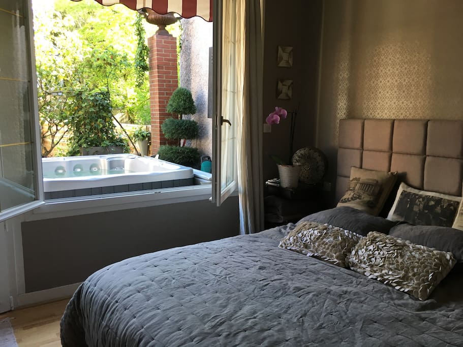 Chambre au rch avec salle d eau et dressing donnant directement sur la terrasse et le jacuzzi