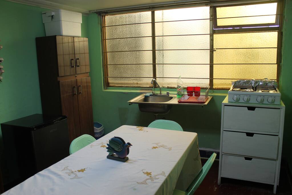 El departamento cuenta con Cocina completa, Refrigerador y Comedor.
The apartment has full kitchen, refrigerator and dining room.