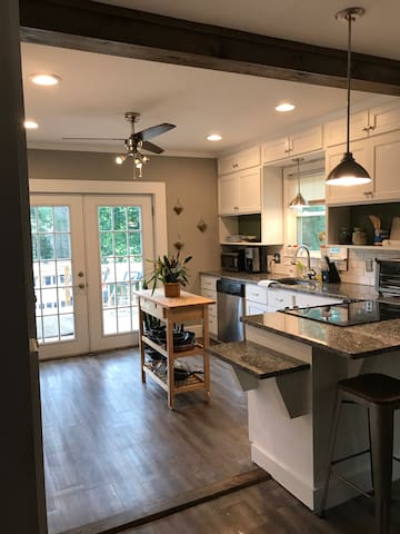 Cozy 2BD minutes from DwTn and Hwy