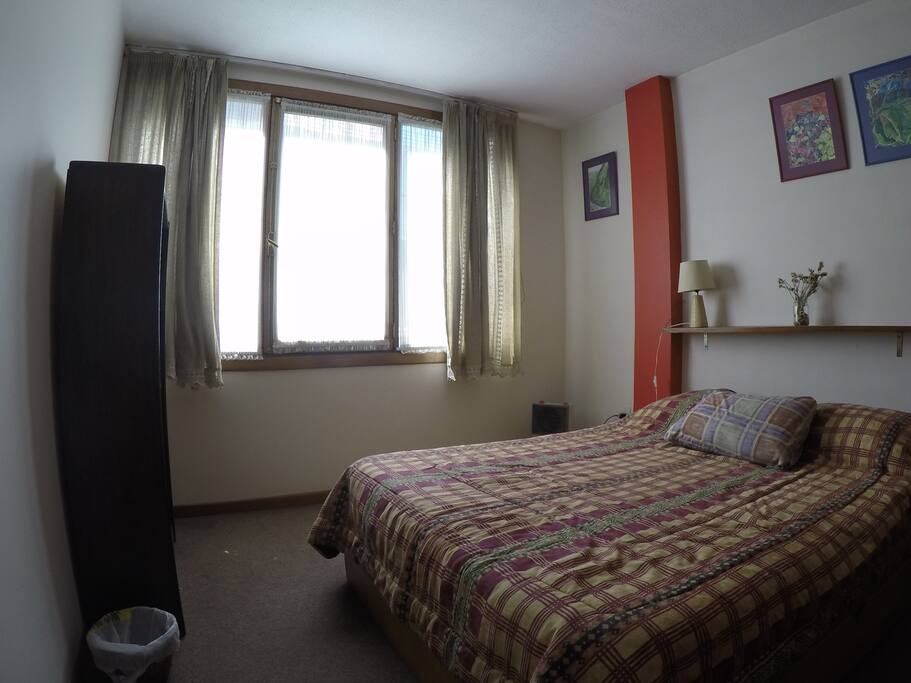 main bedroom with a double bed/cuarto principal con cama matrimonial