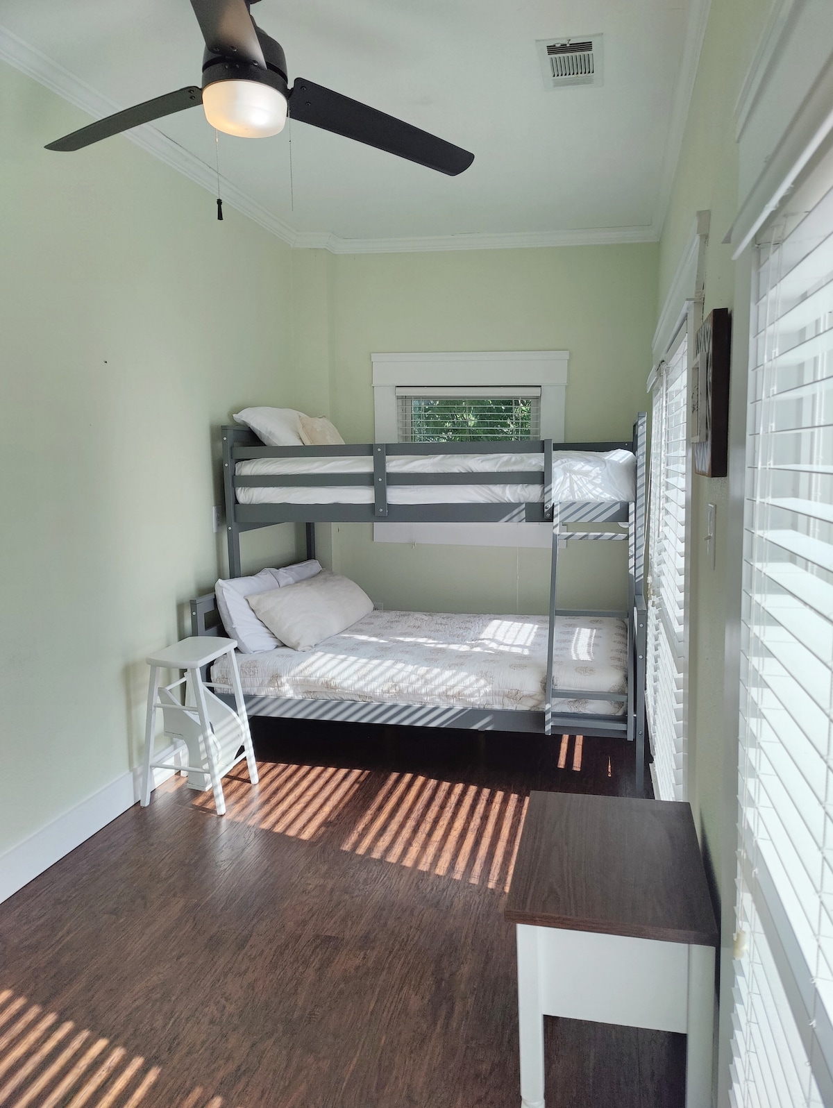 Ova je spavaća soba na katu.