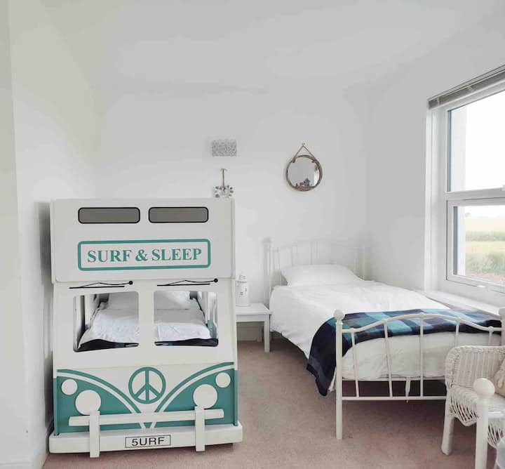 卧室4

一张双层床和一张单人床。
带套房淋浴间