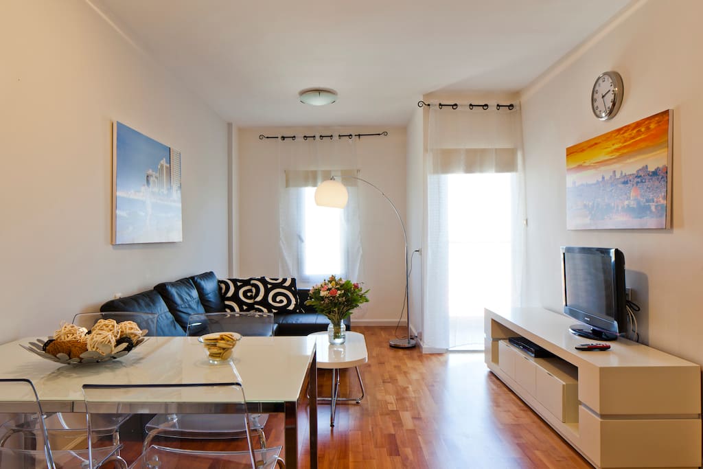 TV AND DINING AREA