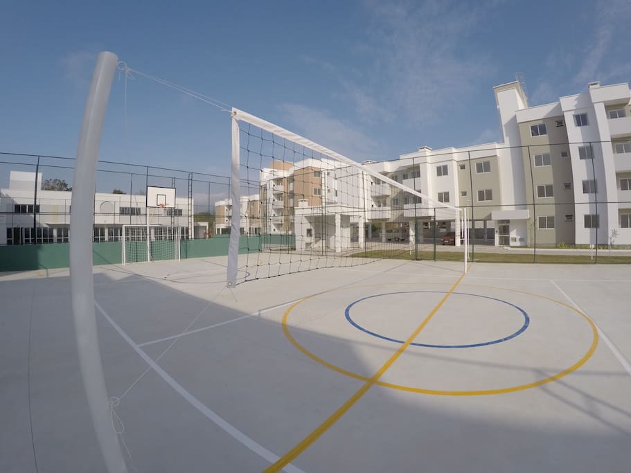 Quadra poliesportiva de vôlei e basquete.