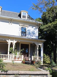 Country Charm minutes from the Hub - 1st Floor Apt