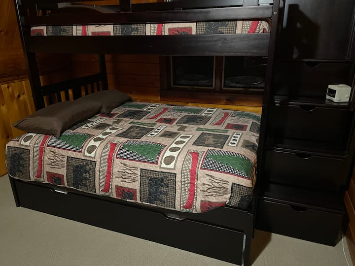 Troisième chambre avec lits jumeaux et lits gigognes jumeaux