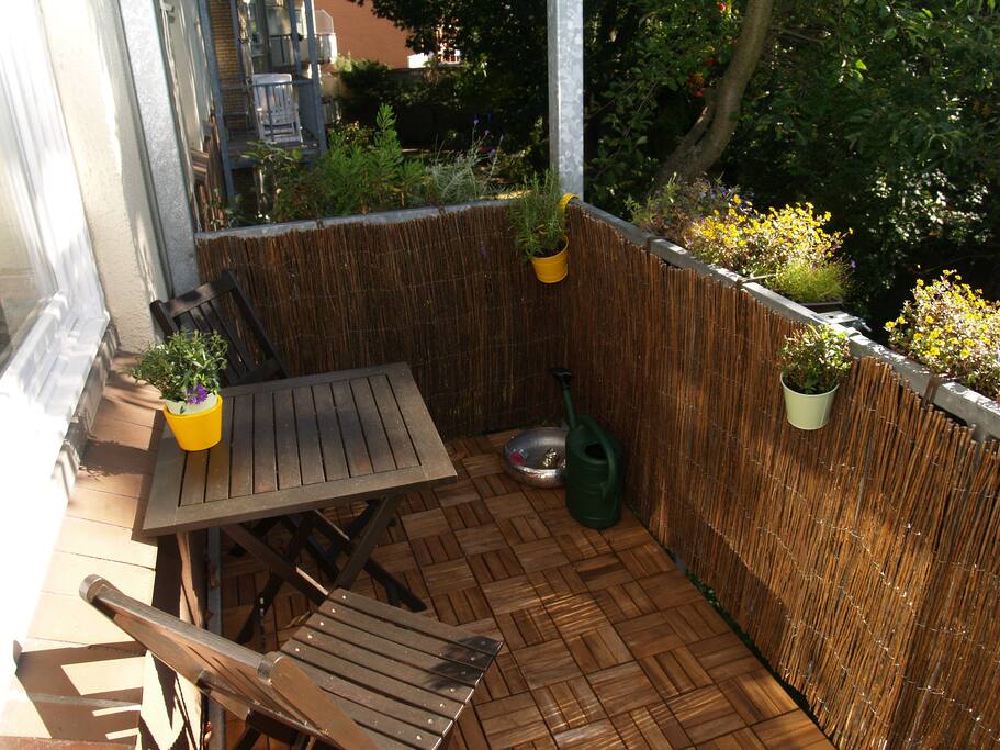 Sonniger Südbalkon zum Frühstücken und Entspannen.