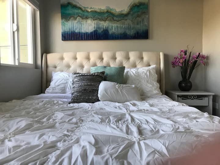 标准双人床大小的记忆泡沫舒适，非常适合休息。 