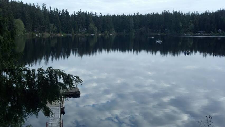 Goss Lake Hideaway - Room & Bath