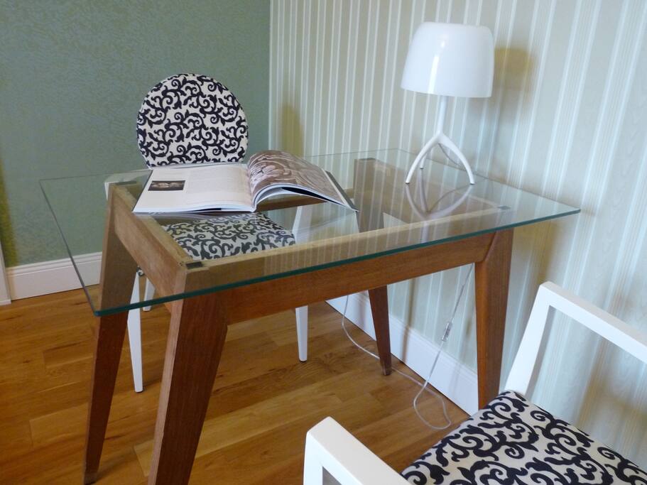 Bureau dans la chambre