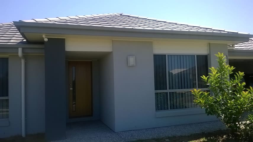 Quiet, sunny, relaxed  home close to theme parks