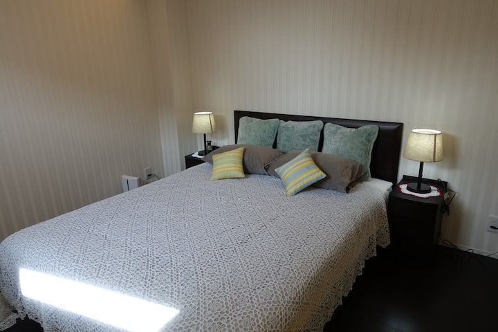 Slaapkamer (1). Tweepersoonsbed slaapkamer met laden.
Een dubbele weddenschap met drawere.

