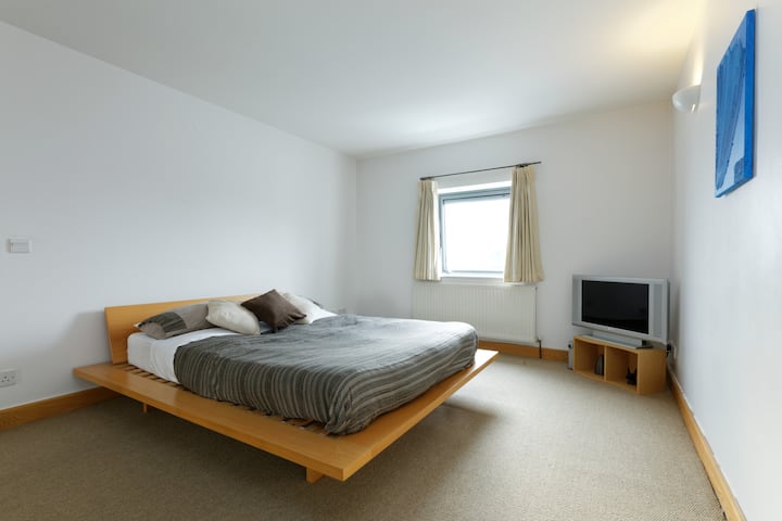 Dormitorio principal con baño privado y armario empotrado
