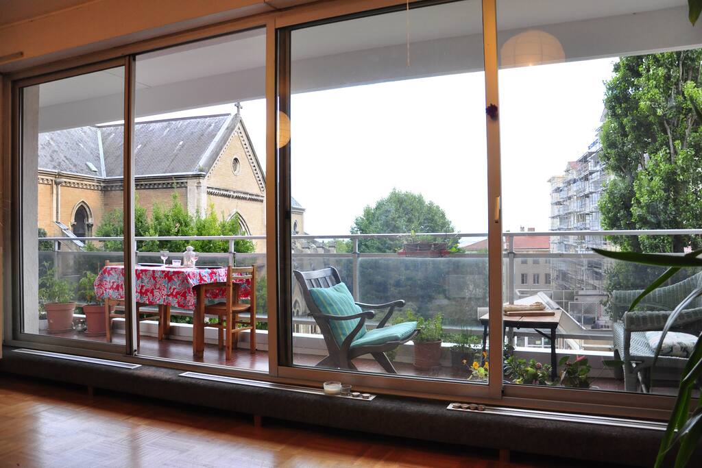Balcon plein sud avec vue sur l’église St Bernard (désacralisée)