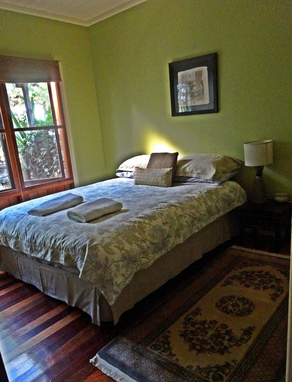 חדר שינה 1 עם מיטת קווין סייז, הדלתות נפתחות אל מרפסת /גינה