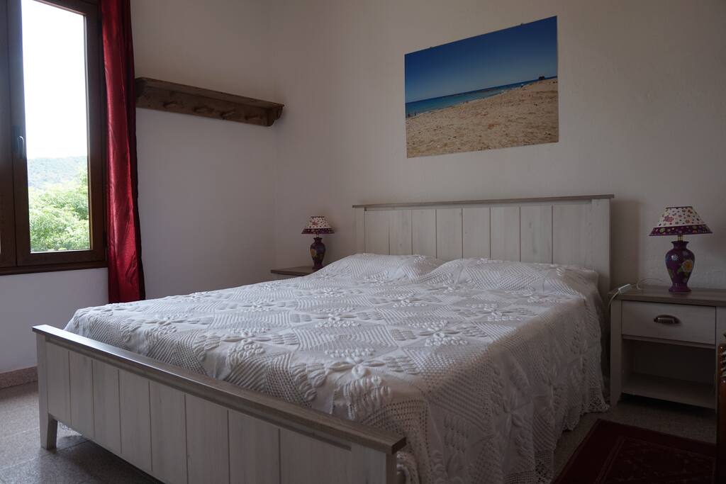 Room with queen size bed