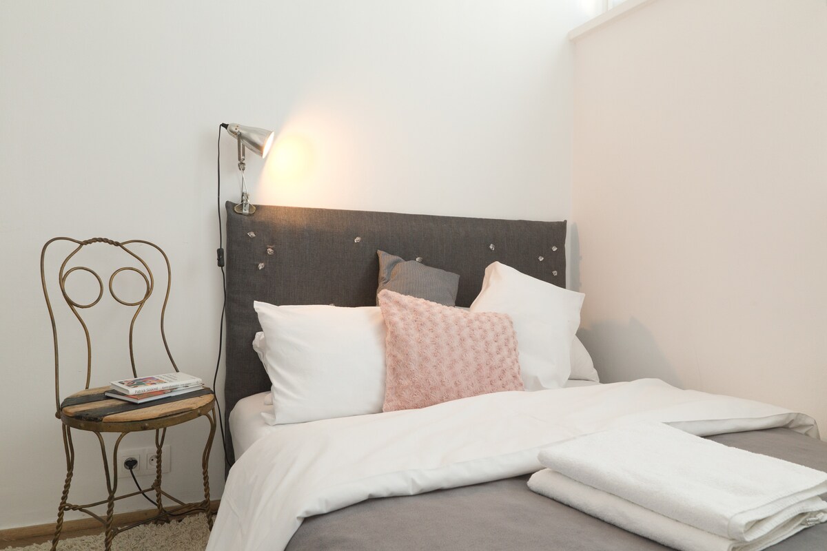 غرفة نوم بسرير مزدوج (130 × 200 سم)