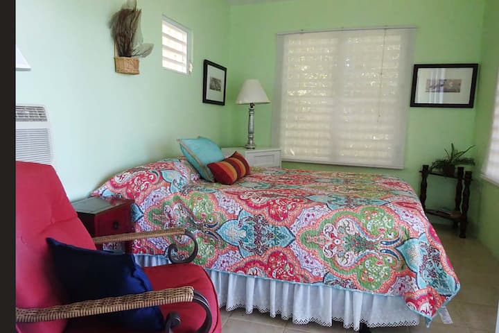 CASITA MÁ MANŽELSKÚ POSTEĽ A KÚPEĽŇU S TOALETOU