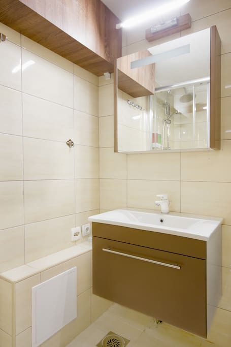 Double deluxe lower floor bathroom