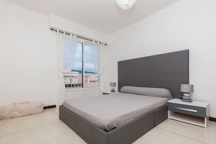 Chambre principale avec sur-matelas mémoire de forme