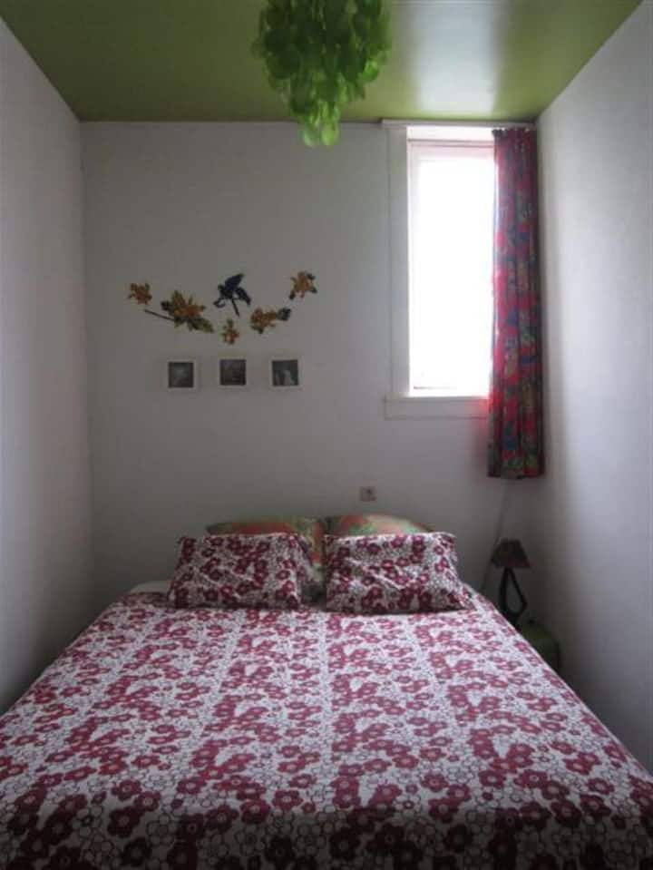 غرفة برازيلية مع أسرّة معًا