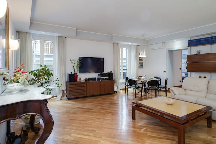 TREVI FOUNTAIN 3 BEDROOM PRESTIGIOUS HOME.