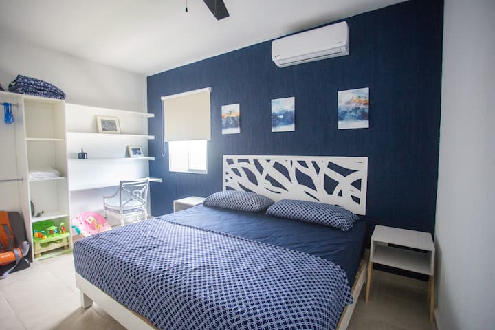 Recámara principal con cama King size /
Dormitorio principal con cama tamaño king