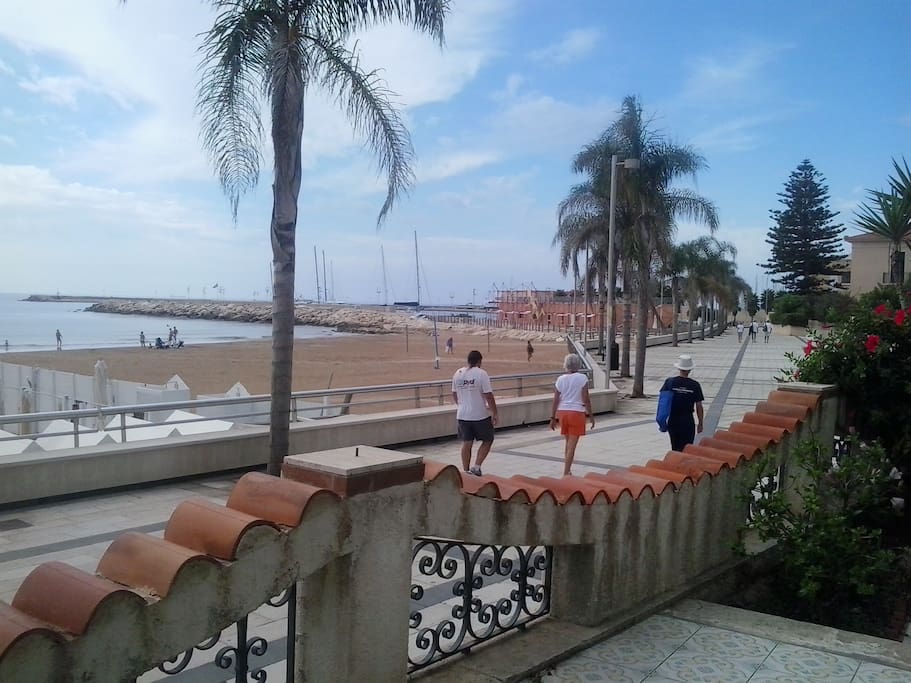 il lungomare su cui si affaccia la villa