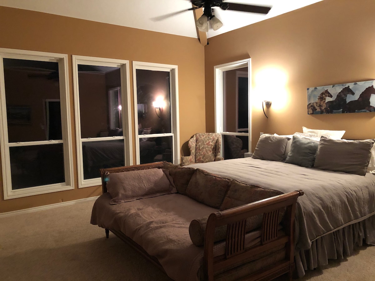 חדר שינה ראשי נוח מאוד עם אמבטיה צמודה 