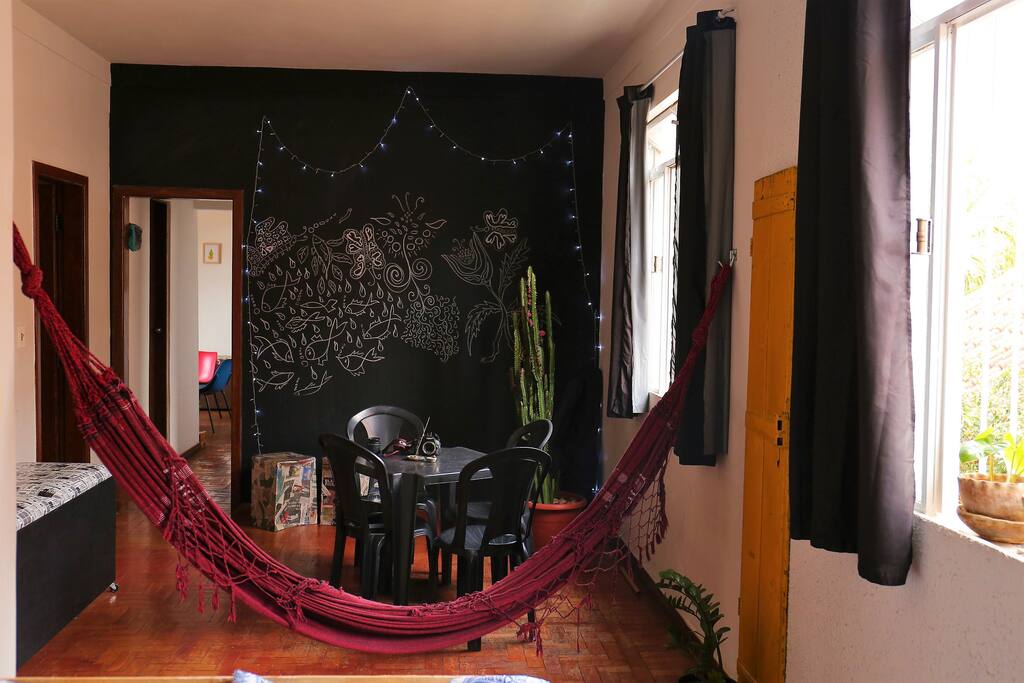 Sala de estar com cortinas e black out