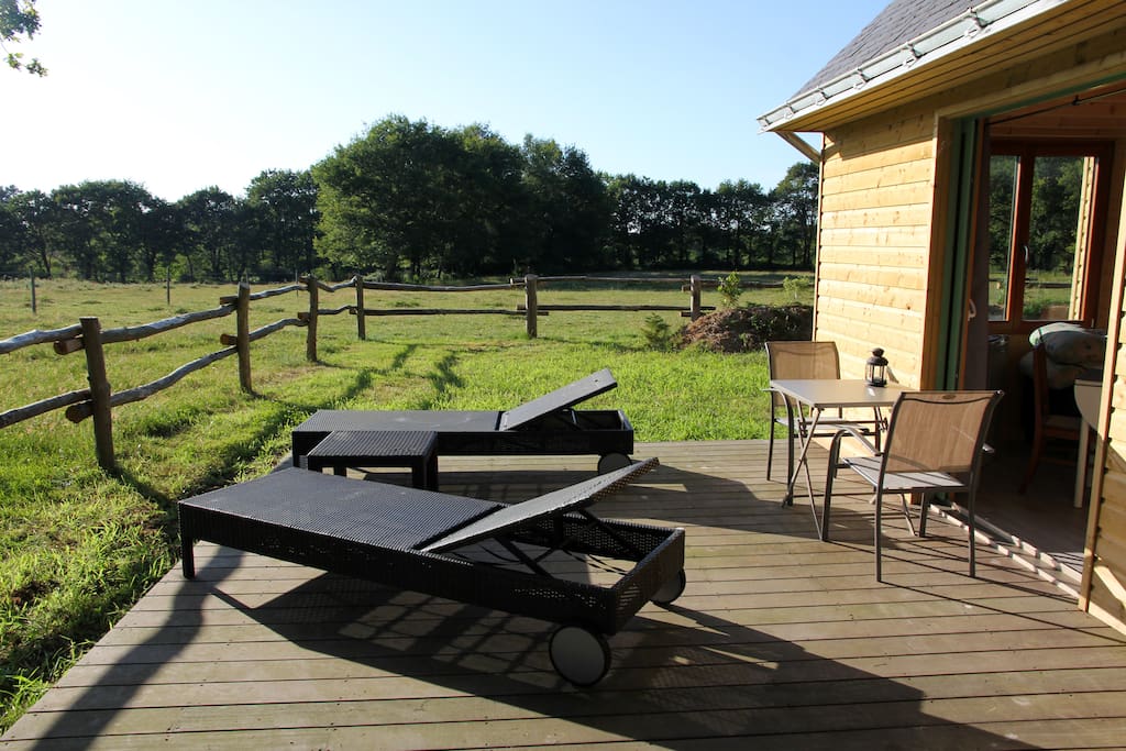 Terrasse avec vue sur le soleil couchant