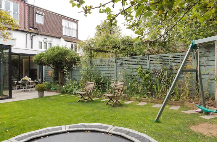 Modern Architect Home by Richmond Park gallery image 3