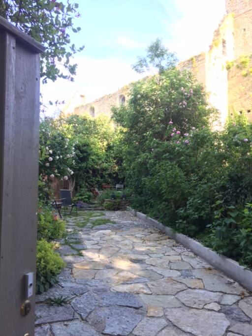 Ingång till trädgården och entre från gården