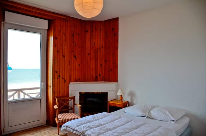 dhomë gjumi dopio me pamje nga deti me ballkon