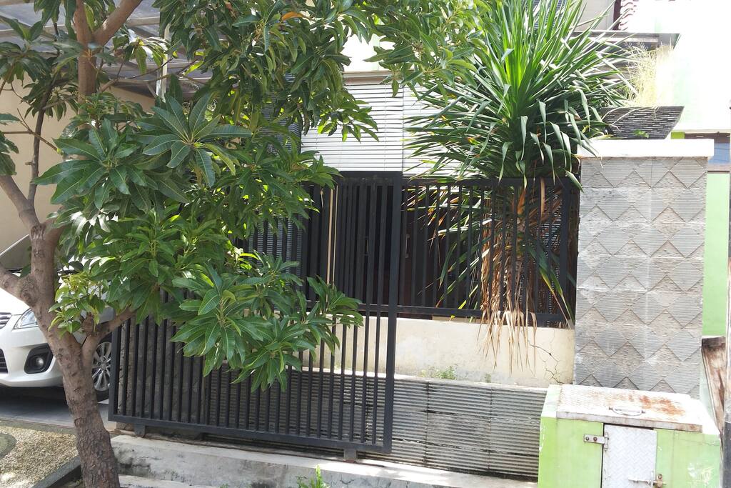 Tampak Depan Rumah dari Jalan