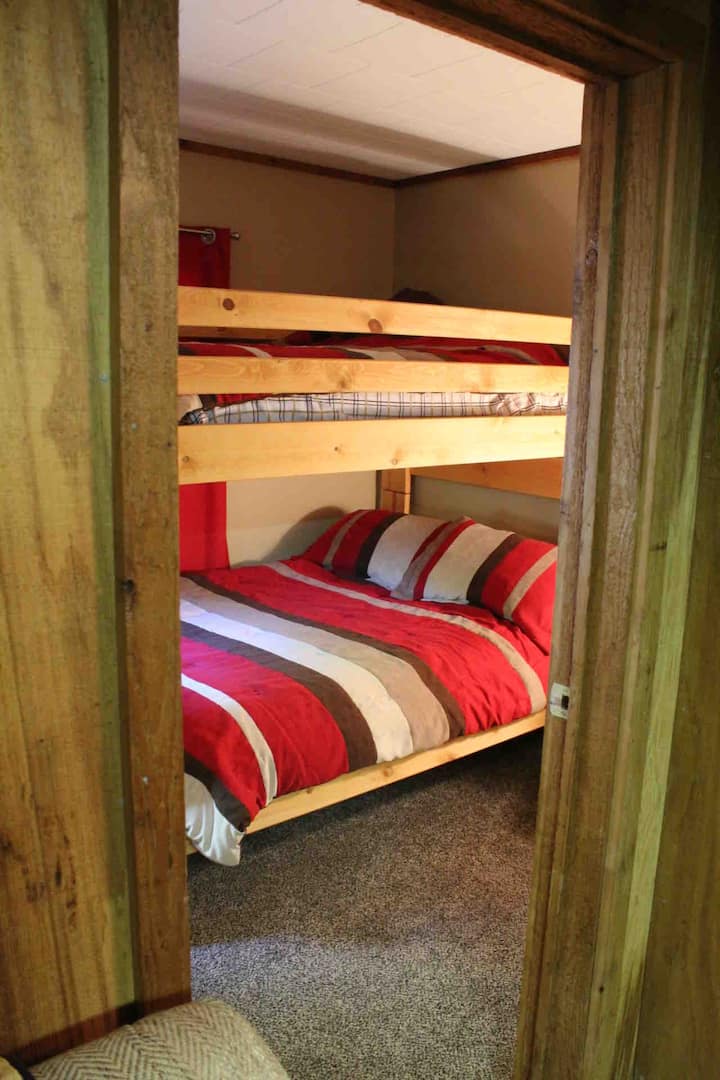 1号卧室在客舱内配备标准双层床。