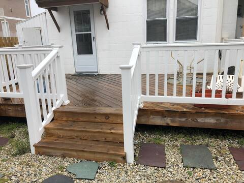 First Floor Apt, a minutes walk to the beach