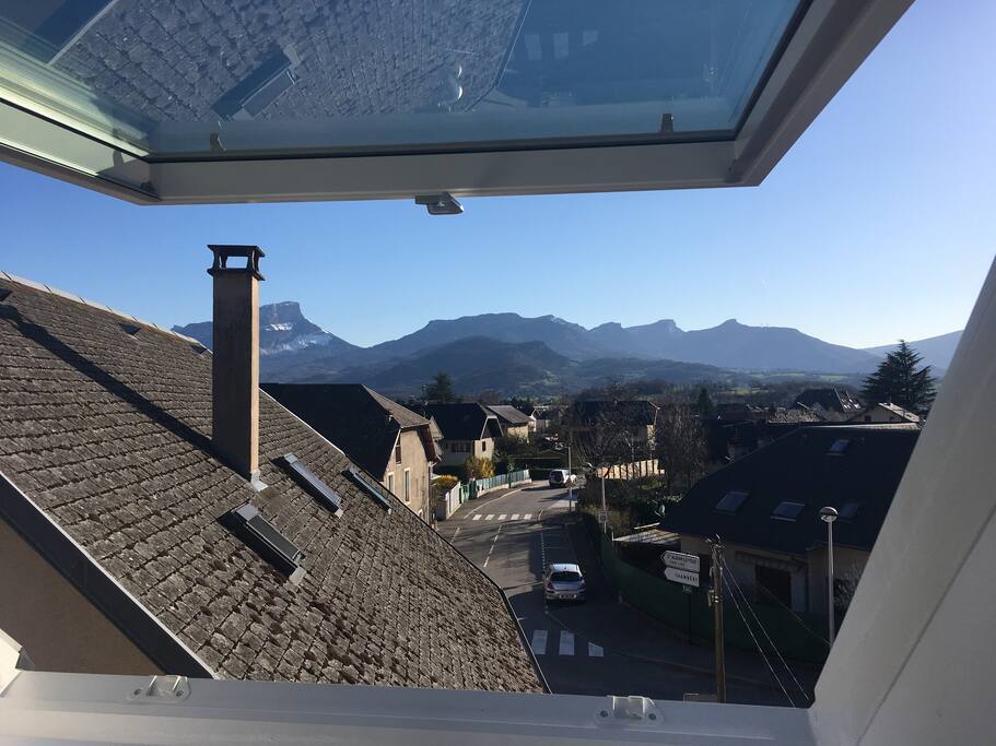 Orienté plein sud avec vue sur le Granier depuis le salon.