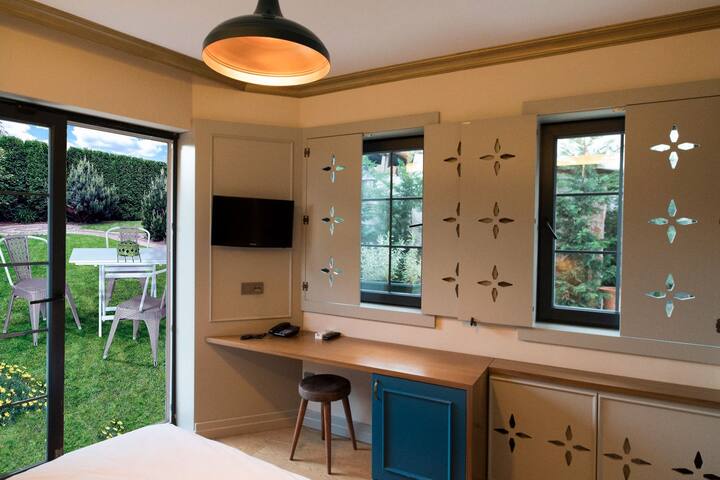 Oasis Adjacent Garden Suite – Central Old City gallery image 3