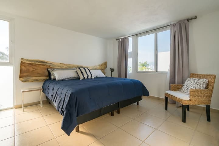 غرفة النوم الثانية في الطابق العلوي
غرفة فسيحة مع سرير بحجم كينج يطل على المسبح وستائر تعتيم.
تحتوي الغرفة على مروحة قاعدة.