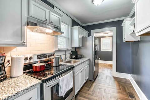 Top Airbnb: Modern luxurious home: minutes from ATL downtown in Washington Park