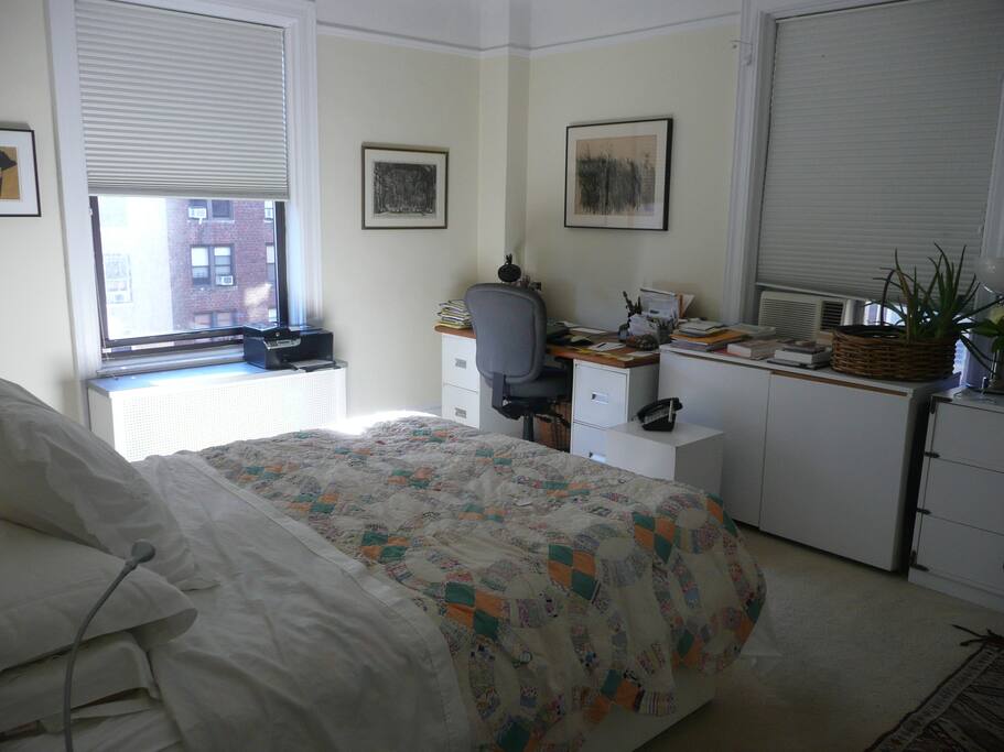Master bedroom, S & E exposure, bathroom ensuite