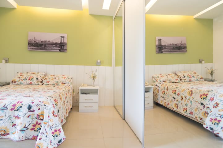 Удобна стая с гардероби, телевизор, компютърна маса и спринтер